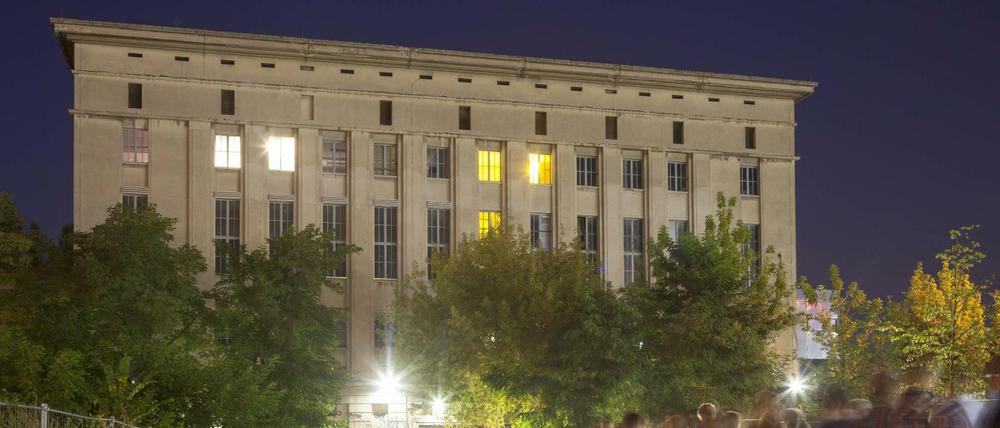 Komme ich rein? Oder war alles umsonst? Warten vor dem Berghain. 