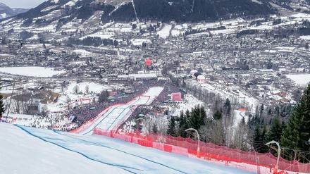 Der Blick ins Tal. Die Rennstrecke, die Streif, gilt als die steilste und gefährlichste im Wintersport.