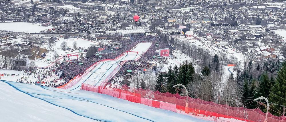 Der Blick ins Tal. Die Rennstrecke, die Streif, gilt als die steilste und gefährlichste im Wintersport.