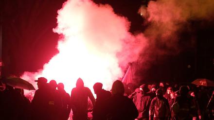 Teilnehmer der linken Demonstration in Leipzig zünden Pyrotechnik.