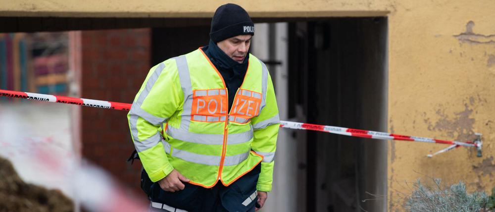 Ein Polizist läuft durch Rot am See.