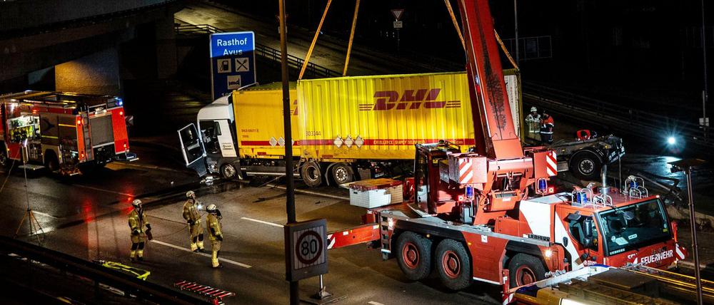 Mit einem Kran der Feuerwehr wird der Container des verunglückten DHL-Lkw geborgen.