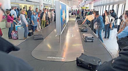 Koffer in Berlin. Fluggäste warten in Tegel öfter mal länger.