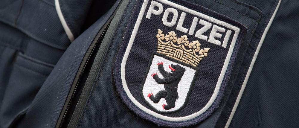 Gegen Berliner Polizisten sind 17 interne Disziplinarverfahren wegen möglicher rechtsmotivierter Taten eingeleitet worden.