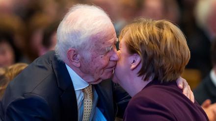 Küsschen zum 90.: Kanzlerin Angela Merkel gratuliert ihrem Parteifreund Kurt Biedenkopf. 