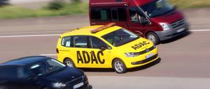 Hilfe naht - und zwar möglichst blitzschnell! Der ADAC sah sich lange als Anwalt der Schnellfahrer.
