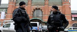 Im März 2019 räumte die Polizei den Hauptbahnhof Lübeck nach einer Drohung. Die Beamten suchten mit Spürhunden, fanden allerdings nichts.
