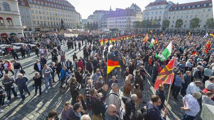 Pegida und Gegendemonstranten in Dresden.