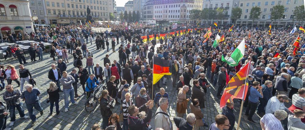 Pegida und Gegendemonstranten in Dresden.