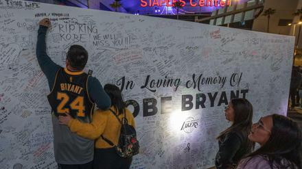 Vor dem Staples Center in Los Angeles trauern seit Sonntag viele Menschen um Kobe Bryant.