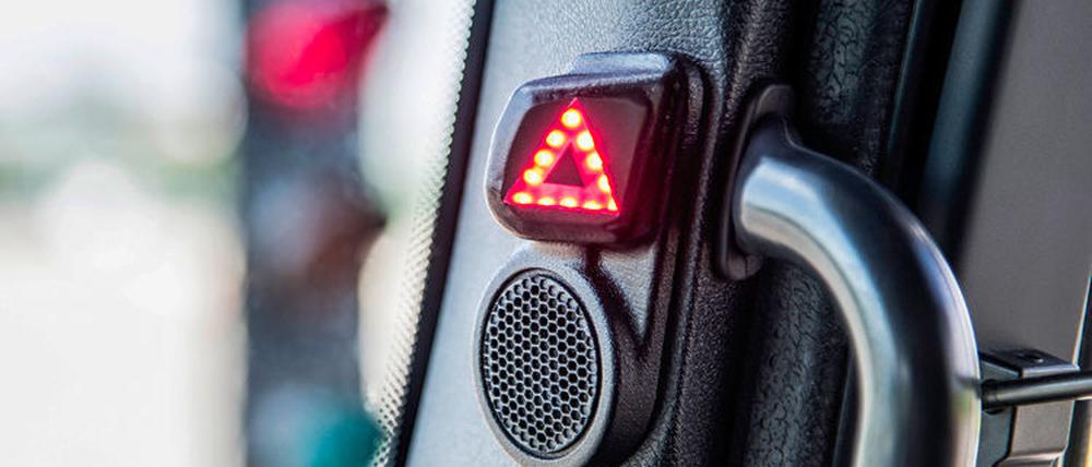 Lastwagenfahrer werden durch Abbiegeassistenzsysteme gewarnt, wenn Fußgänger oder Radfahrer durch das Fahrzeug gefährdet werden. 