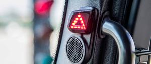 Lastwagenfahrer werden durch Abbiegeassistenzsysteme gewarnt, wenn Fußgänger oder Radfahrer durch das Fahrzeug gefährdet werden. 