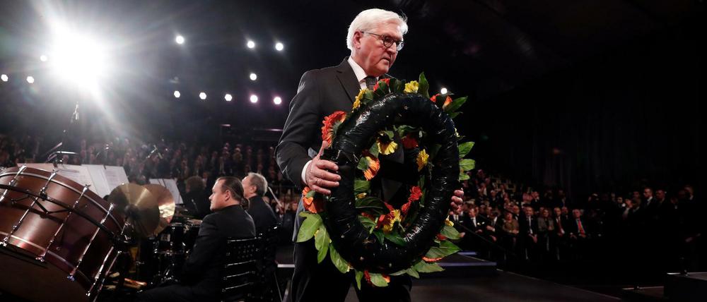 Bundespräsident Frank-Walter Steinmeier legt einen Kranz nieder.