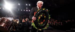 Bundespräsident Frank-Walter Steinmeier legt einen Kranz nieder. 