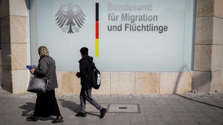 Passanten gehen am Bundesamt für Migration und Flüchtlinge in Berlin vorbei.