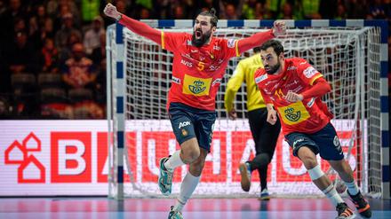Jorge Maqueda Pena (M) aus Spanien jubelt nach einem Tor mit Daniel Sarmiento Melian. 