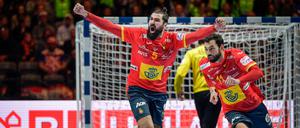 Jorge Maqueda Pena (M) aus Spanien jubelt nach einem Tor mit Daniel Sarmiento Melian. 