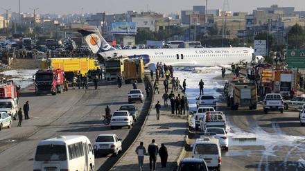 Eine iranische Passagiermaschine rutschte am Montag von der Landebahn ab und geriet auf eine Autobahn neben dem Flughafen Mahschahr in Südiran.