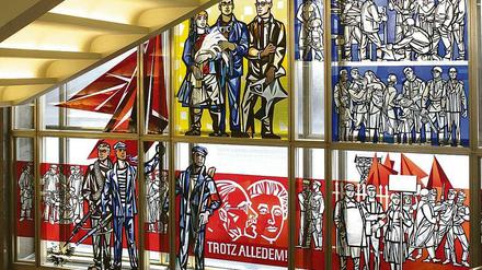 Sozialistische Idealwelten. Glasbild von Walter Womacka im ehemaligen Staatsratsgebäude. 