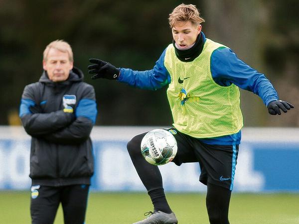 Kritisch beäugt: Nationalspieler Niklas Stark (im Vordergrund) muss sich unter Trainer Jürgen Klinsmann mit einer kleineren Rolle begnügen.