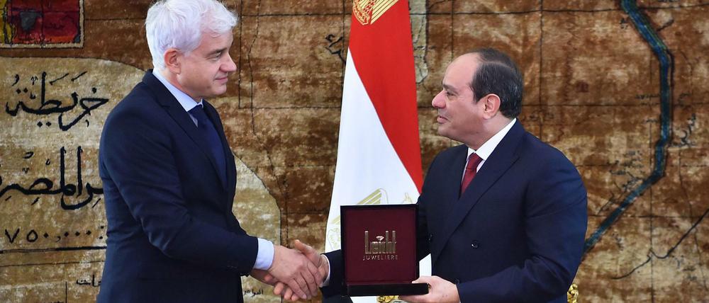 Ball-Organisator Hans-Joachim Frey (links) überreichte Ägyptens Diktator Abdel Fattah al Sisi am Wochenende den sogenannten St.-Georgs-Orden im Präsidentenpalast in Kairo. 