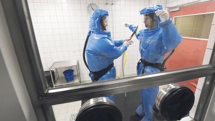 Wer nach dem Kontakt mit Hochrisiko-Patienten die Sonderisolierstation der Charité verlassen will, muss vorher den Anzug mit einer Säuredusche desinfizieren. 
