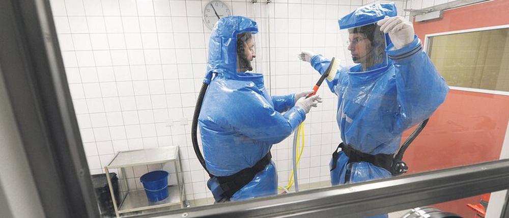 Wer nach dem Kontakt mit Hochrisiko-Patienten die Sonderisolierstation der Charité verlassen will, muss vorher den Anzug mit einer Säuredusche desinfizieren.