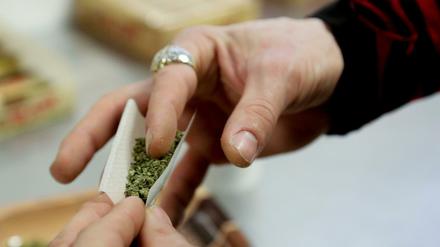Kommt in die Tüte. Der Besitz von 15 Gramm Marihuana wird in Berlin toleriert. Der Landes-CDU ist das zuviel.