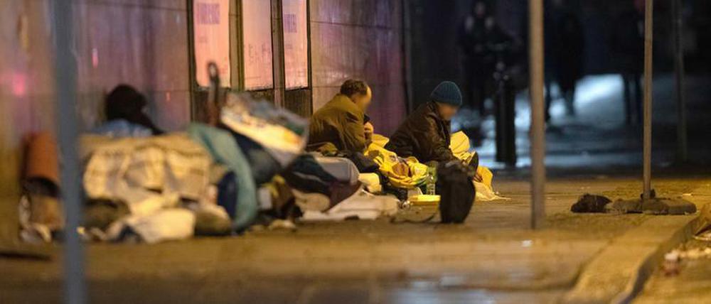 Die Obdachlosen leben seit langem unter einer Brücke am Bahnhof Zoo. Es regnet viel in diesen Tagen, dort sind sie geschützt.