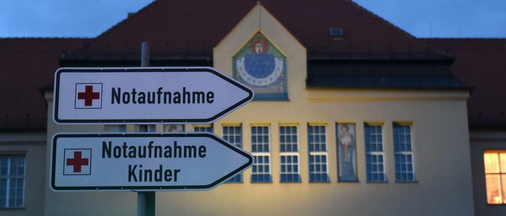 Notaufnahme-Schild vor einem Krankenhaus in Schwabing. Hier wird der erste Patient mit bestätigter Coronavirusinfektion behandelt.