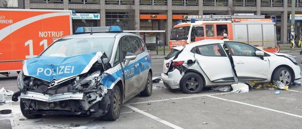 Tödlicher Unfall. In dem Kleinwagen starb eine 21-Jährige.