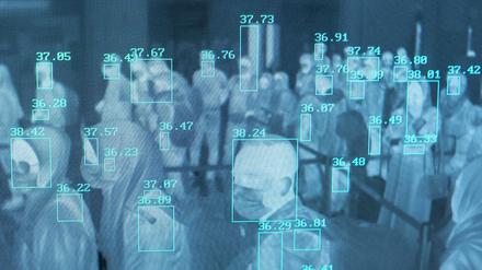 Passagiere werden bei ihrer Ankunft am Flughafen Sultan Iskandar Muda einem Temperatur-Scan unterzogen.