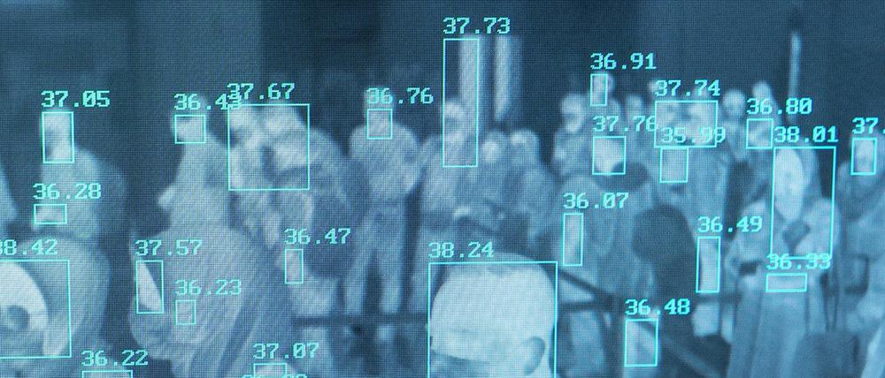 Passagiere werden bei ihrer Ankunft am Flughafen Sultan Iskandar Muda einem Temperatur-Scan unterzogen.