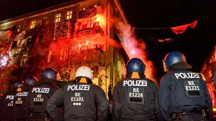 Polizisten vor dem queerfeministischen Hausprojekt Liebig34 in die Rigaer Straße. 