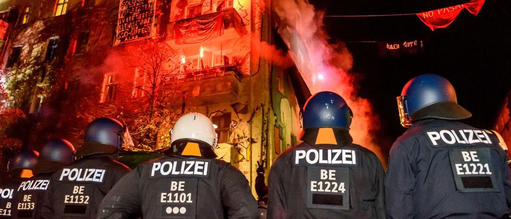 Polizisten vor dem queerfeministischen Hausprojekt Liebig34 in die Rigaer Straße.