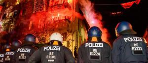 Polizisten vor dem queerfeministischen Hausprojekt Liebig34 in die Rigaer Straße. 