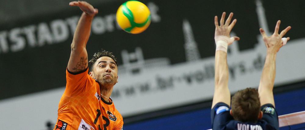 Benjamin Patch (links) und seine Kollegen von den BR Volleys kassierten in der Champions League eine bittere Niederlage. 