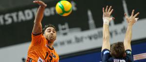 Benjamin Patch (links) und seine Kollegen von den BR Volleys kassierten in der Champions League eine bittere Niederlage. 