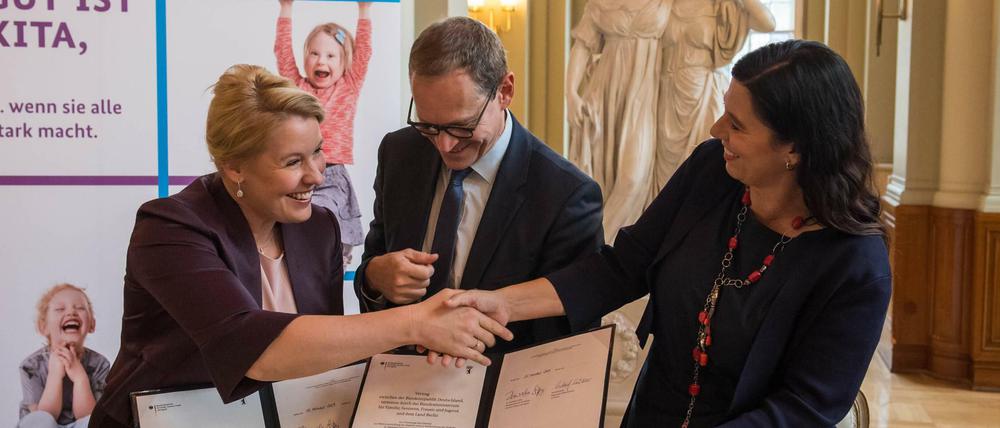 Franziska Giffey, Michael Müller und Sandra Scheeres im Oktober 2019 bei einem Termin zum Gute-Kita-Gesetz.