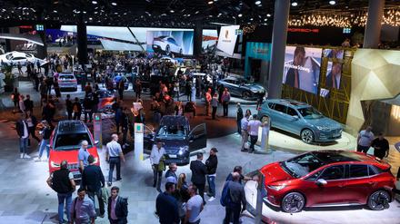 Messebesucher der IAA schauen sich Autos an.