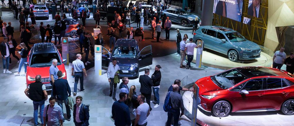 Messebesucher der IAA schauen sich Autos an.