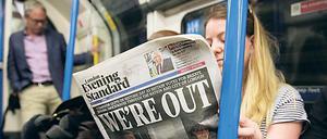 Eine Frau liest in der U-Bahn Nachrichten über das Brexit-Referendum.