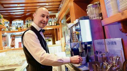 Der Kellner Pedro Guerreiro aus Portugal im Restaurant des Hotels Schwanefeld in Meerane (Sachsen).