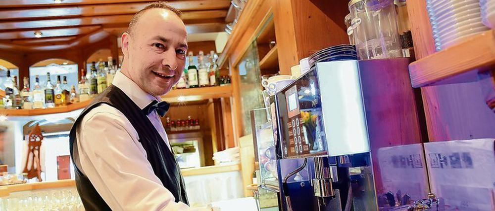 Der Kellner Pedro Guerreiro aus Portugal im Restaurant des Hotels Schwanefeld in Meerane (Sachsen).