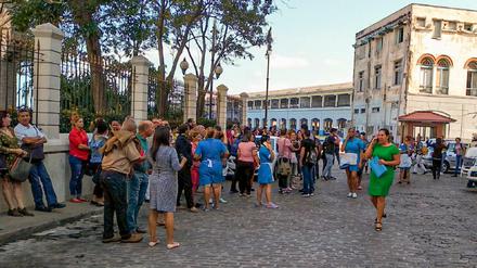 Menschen stehen am Lonja del Comercio in Havanna zusammen. 
