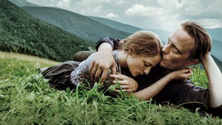 Noch ist das Idyll vollkommen: Franz (August Diehl) und Fani (Valerie Pachner) als Ehepaar Jägerstätter auf ihrem Bergbauernhof.