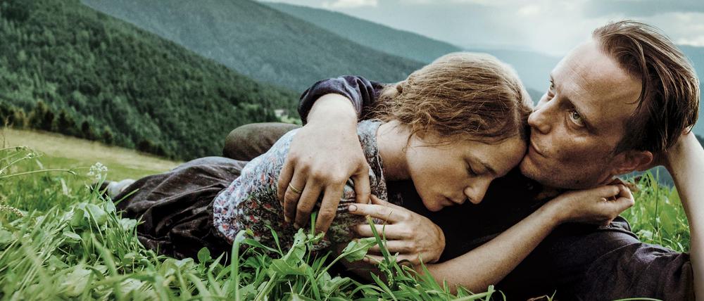 Noch ist das Idyll vollkommen: Franz (August Diehl) und Fani (Valerie Pachner) als Ehepaar Jägerstätter auf ihrem Bergbauernhof.