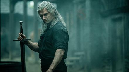 In der Netflix-Serie spielt Henry Cavill den Hexer Geralt von Riva. 