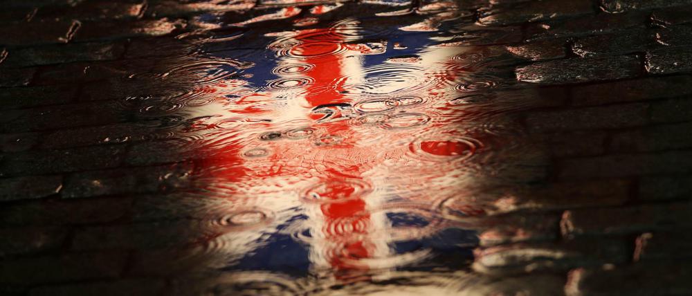 Brexit-Tristesse: Die Flagge des Vereinigten Königreichs spiegelt sich in einer Pfütze.