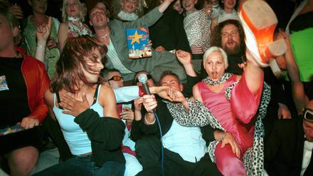 Während die Menge, wie hier im „Delicious Doughnuts“, ausgelassen feiert, lauert vor der Tür schon die Soko „Disko-Door“: Vor 20 Jahren beäugten Behörden die Clubs mit Skepsis.